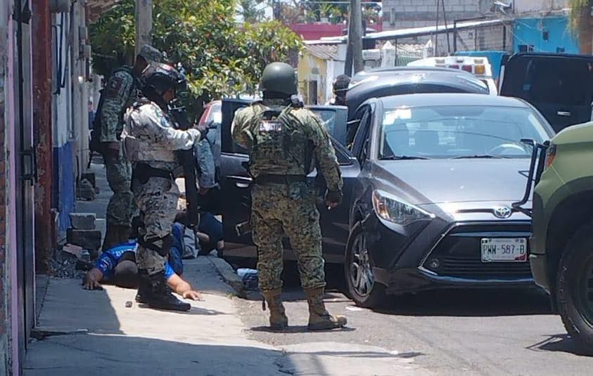 CINCO PERSONAS DETENIDAS EN CUERNAVACA CON POSESIÓN DE ARMAS, DROGA Y UN VEHÍCULO