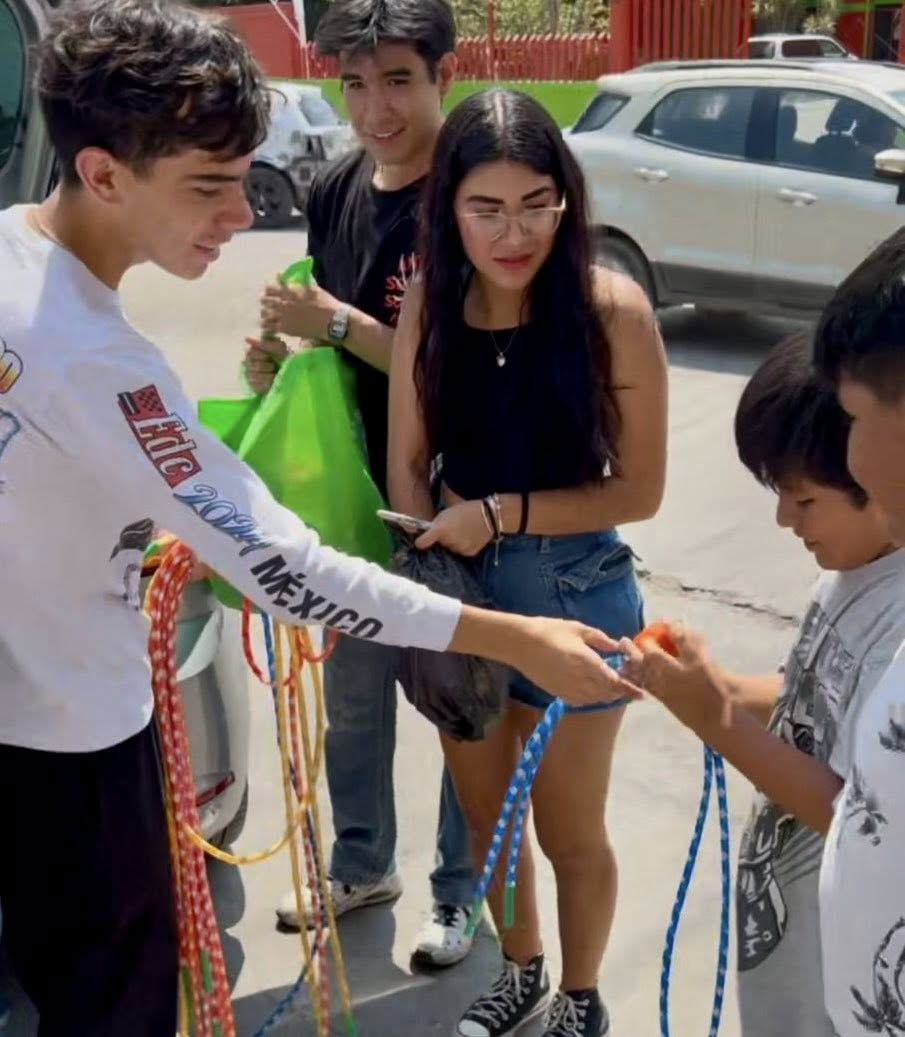 RECOLECTAN JÓVENES ESTUDIANTES JUGUETES PARA LA NIÑEZ MORELENSE